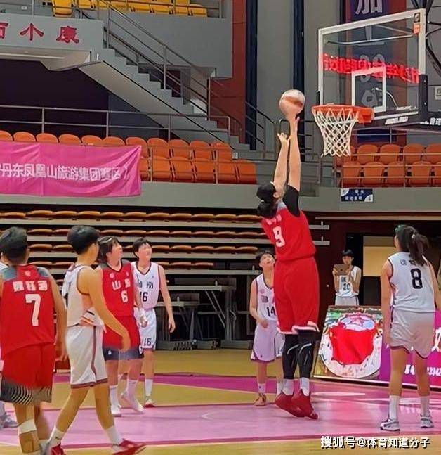 尽管猫女跟蝙蝠侠的目的不同，却都被哥谭黑暗势力裹挟进连环命案，面对共同的劲敌